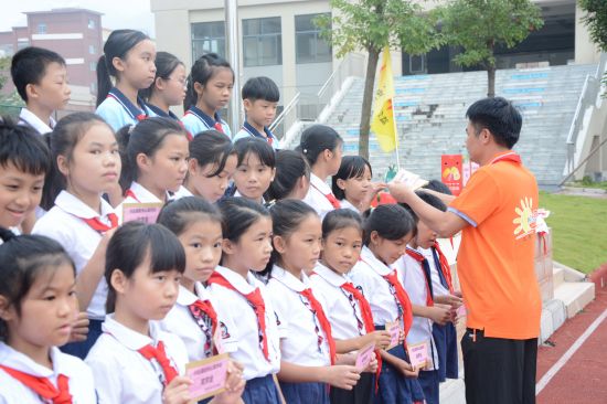 团兴业县委联合阳光公益协会开展“迎中秋.庆国庆”爱心助学活动