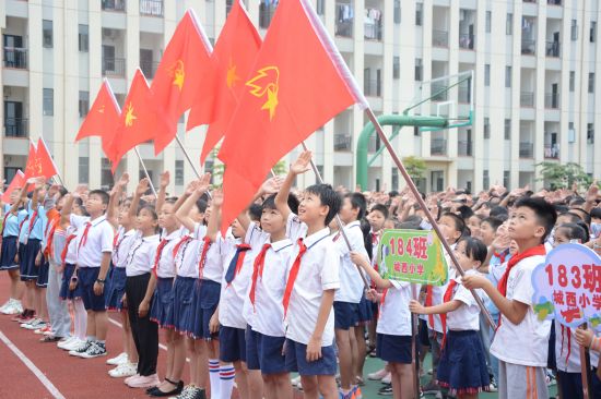 团兴业县委联合阳光公益协会开展“迎中秋.庆国庆”爱心助学活动