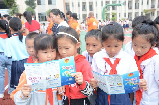 团兴业县委联合阳光公益协会开展“迎中秋.庆国庆”爱心助学活动