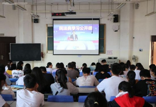 共青团广西民族大学数学与物理学院开展《民法典与社会生活密切相关的几个问题》公开课学习