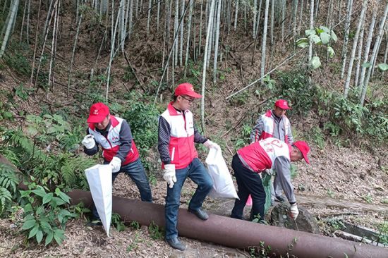 华锡铜坑矿业分公司“防疫爱卫，暖冬行动”主题团日活动正在进行中