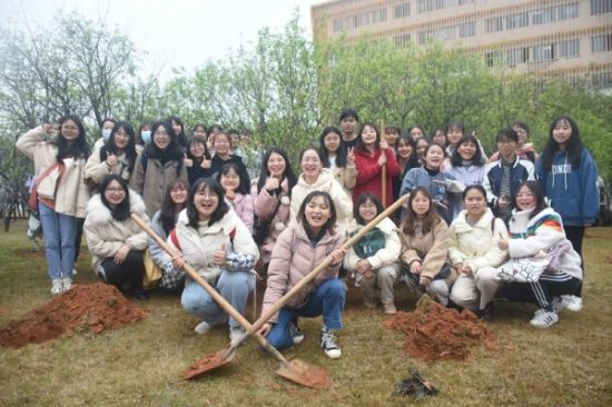 广西师范大学外国语学院举办“植树添新绿”主题活动